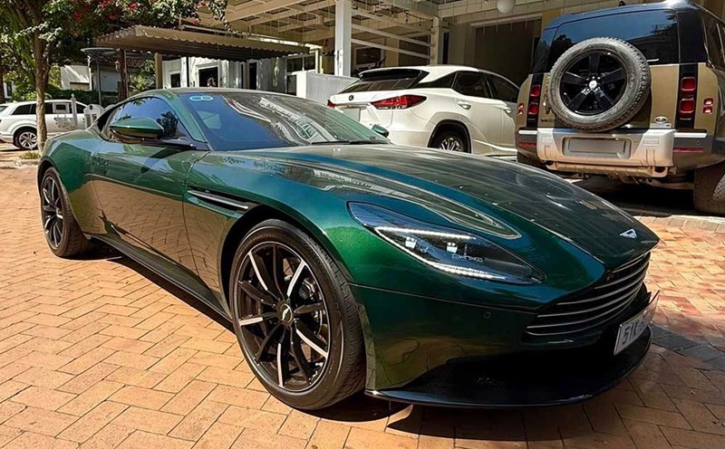 The special color version of the Aston Martin DB11 V8 is for sale for nearly 14 billion VND in Ho Chi Minh City. Photo: Khanh Nguyen
