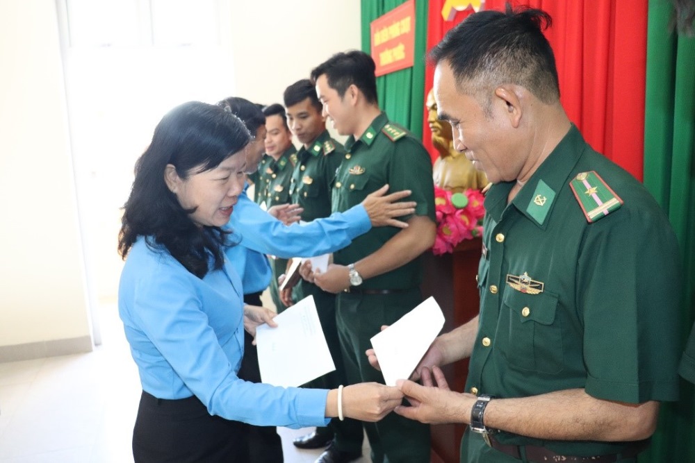 Dong chi Huynh Thi Tuyet Vui - Tinh uy vien, Chu tich LDLD tinh tang qua cho can bo, chien si. Anh: Luu Hung