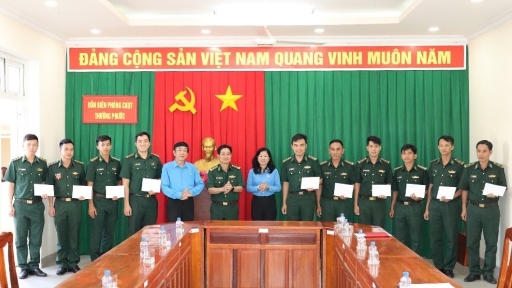 Dong chi Huynh Thi Tuyet Vui - Tinh uy vien, Chu tich LDLD tinh, cung lanh dao LDLD huyen Hong Ngu, Don Bien phong Cua khau quoc te Thuong Phuoc tang qua cho can bo, chien si. Anh: Luu Hung 