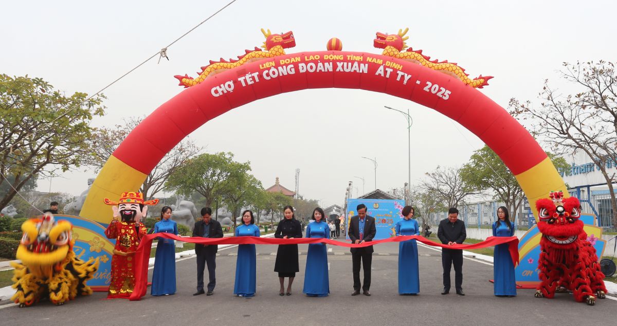 Delegates cut the ribbon to open the "Trade Union Tet Market" of Nam Dinh province in 2025. Photo: Luong Ha