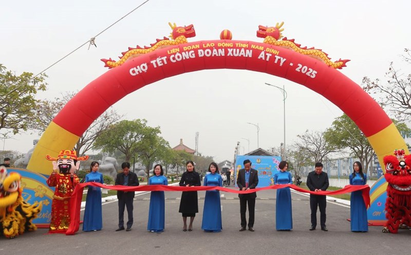 Delegates cut the ribbon to open the "Trade Union Tet Market" of Nam Dinh province in 2025. Photo: Luong Ha