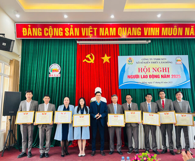 The Trade Union commends collectives, individuals and workers with outstanding achievements in implementing democracy at the grassroots level. Photo: Thuy Huong