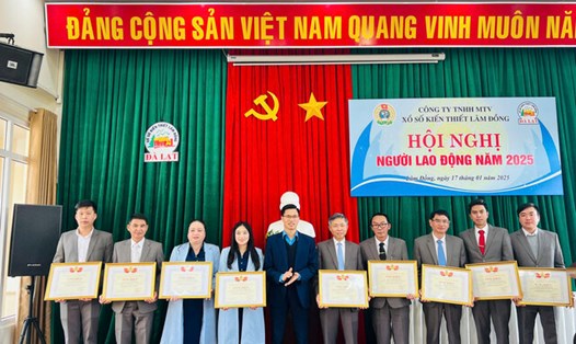 Công đoàn khen thưởng các tập thể, cá nhân, người lao động có thành tích xuất sắc trong thực hiện dân chủ ở cơ sở. Ảnh: Thúy Hường