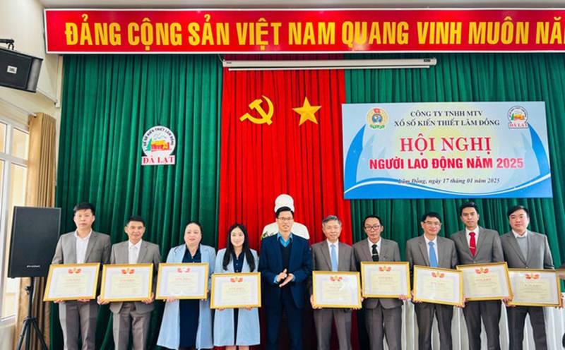 The Trade Union commends collectives, individuals and workers with outstanding achievements in implementing democracy at the grassroots level. Photo: Thuy Huong