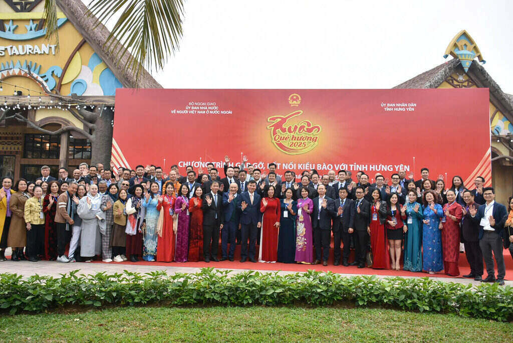 A delegation of overseas Vietnamese participating in the local connection program in Hung Yen province within the framework of Homeland Spring 2025. Photo: State Committee for Overseas Vietnamese
