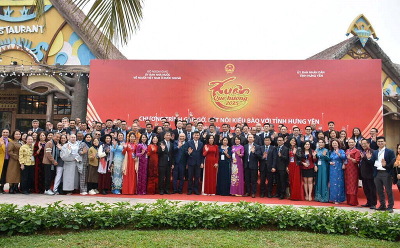 A delegation of overseas Vietnamese participating in the local connection program in Hung Yen province within the framework of Homeland Spring 2025. Photo: State Committee for Overseas Vietnamese