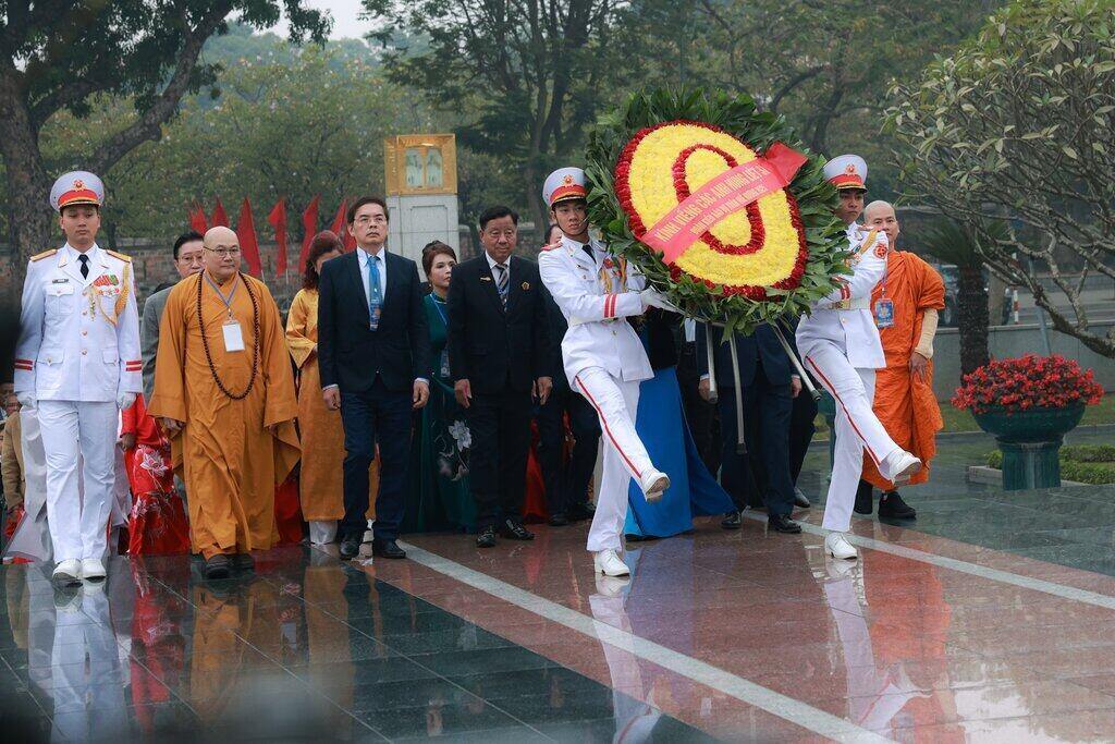 Doan kieu bao tieu bieu dat vong hoa tai Dai tuong niem Anh hung Liet si tren duong Bac Son, Ha Noi. Anh: Hai Nguyen 