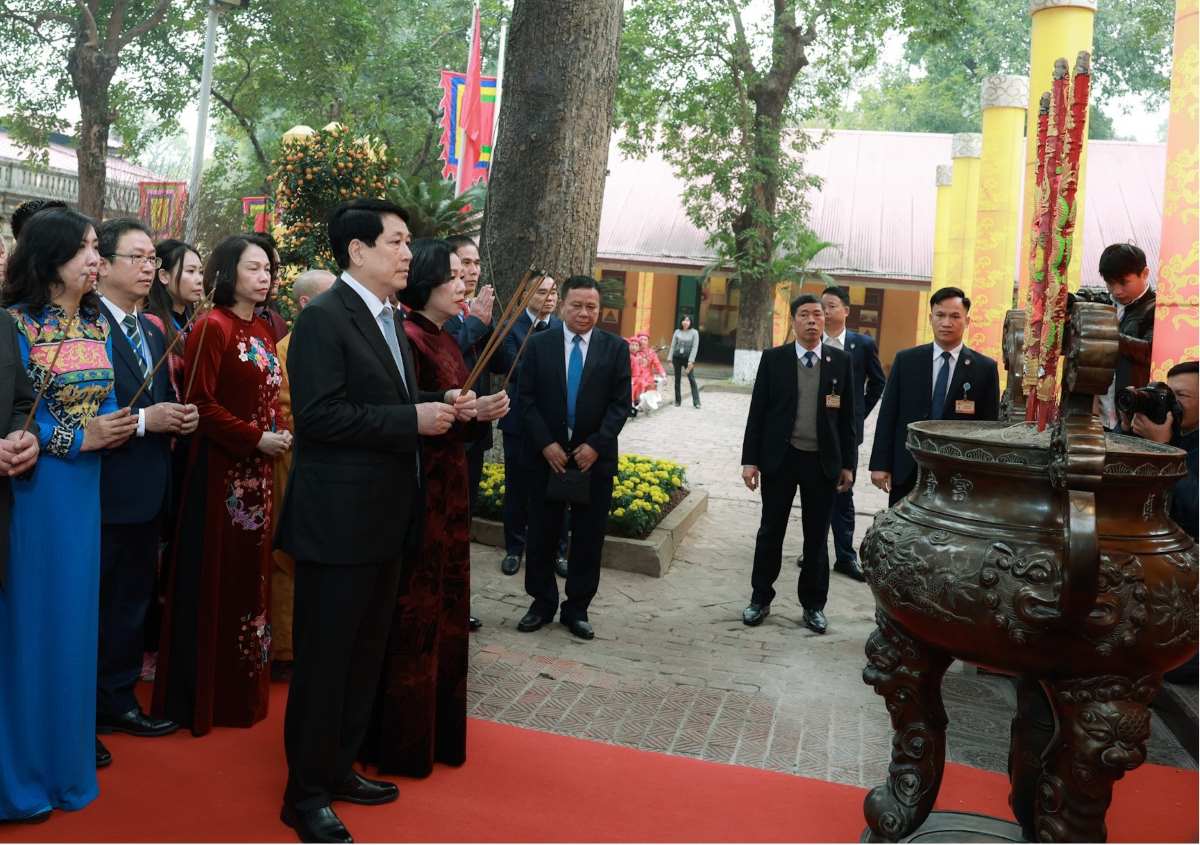 President Luong Cuong and his wife and overseas Vietnamese delegates offer incense at Kinh Thien Palace. Photo: Hai Nguyen