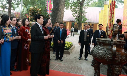 Chủ tịch nước Lương Cường và Phu nhân cùng đại biểu kiều bào dâng hương tại Điện Kính Thiên. Ảnh: Hải Nguyễn
