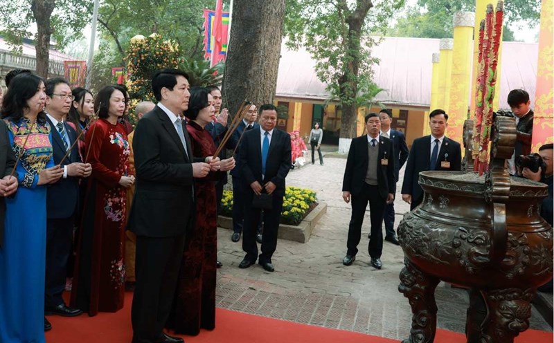 President Luong Cuong and his wife and overseas Vietnamese delegates offer incense at Kinh Thien Palace. Photo: Hai Nguyen