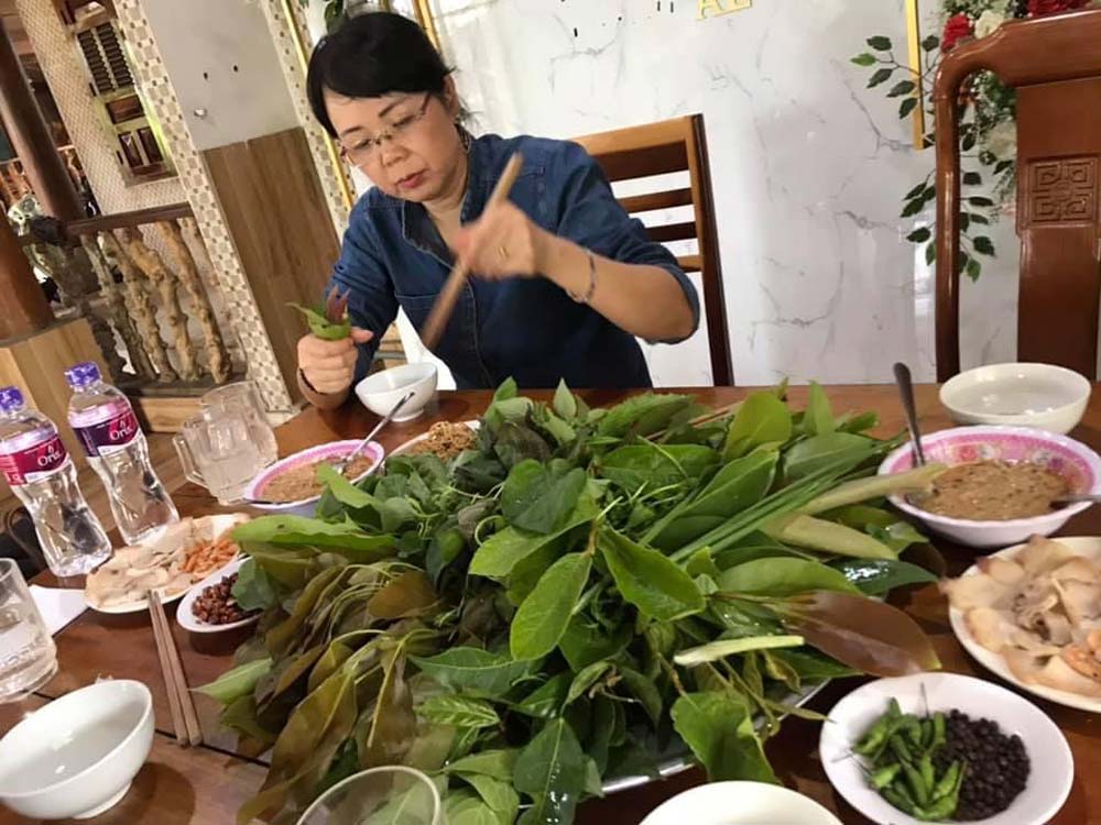 Poet Nguyen Thuy Quynh with leaf salad. Photo: Van Cong Hung