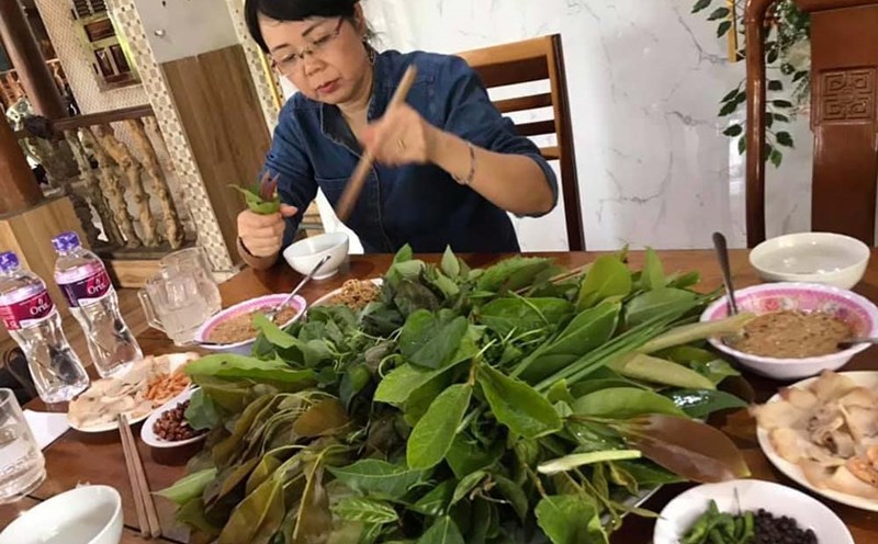 Poet Nguyen Thuy Quynh with leaf salad. Photo: Van Cong Hung