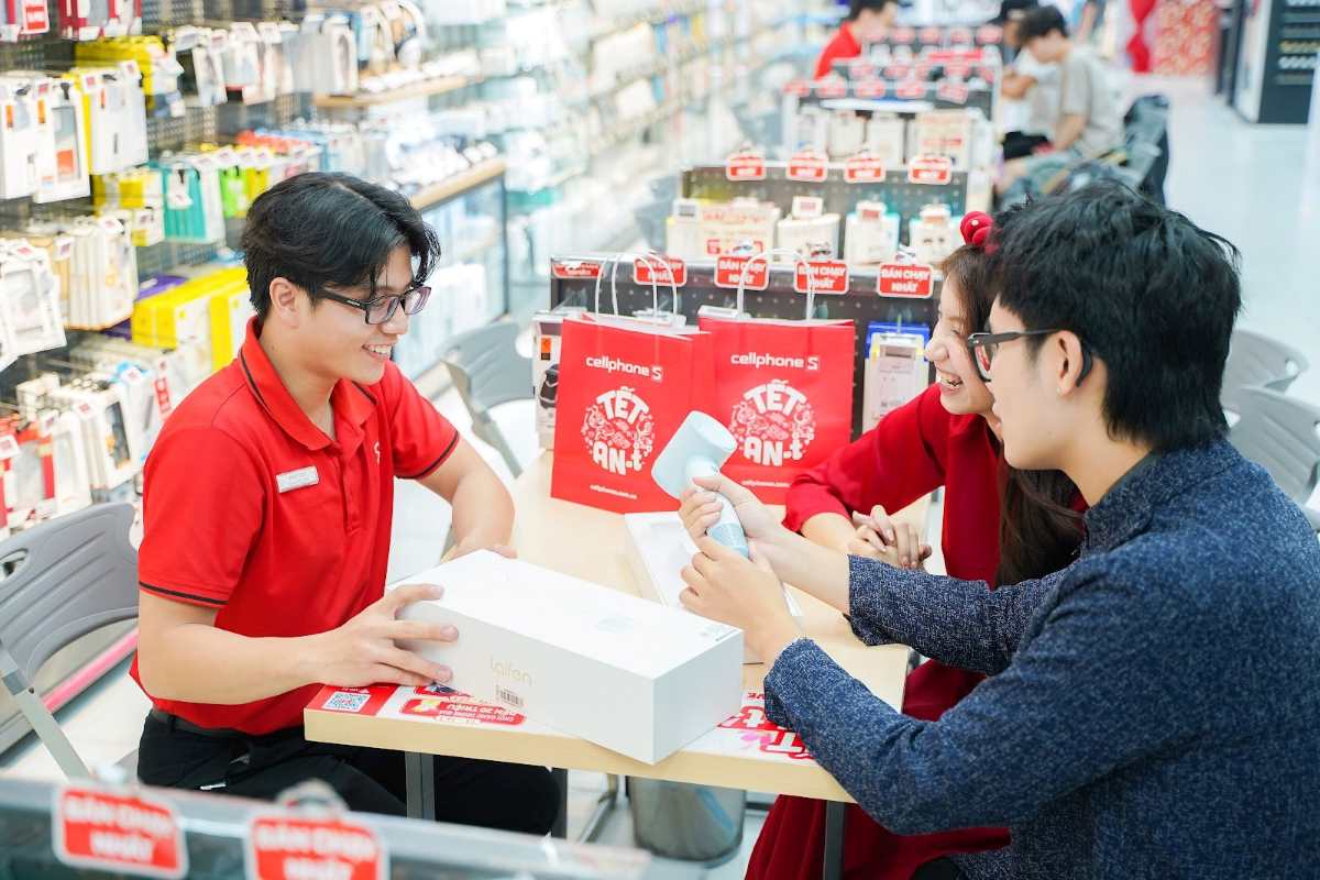 CellphoneS offers thousands of technology promotions to customers. Photo: Tan Nguyen