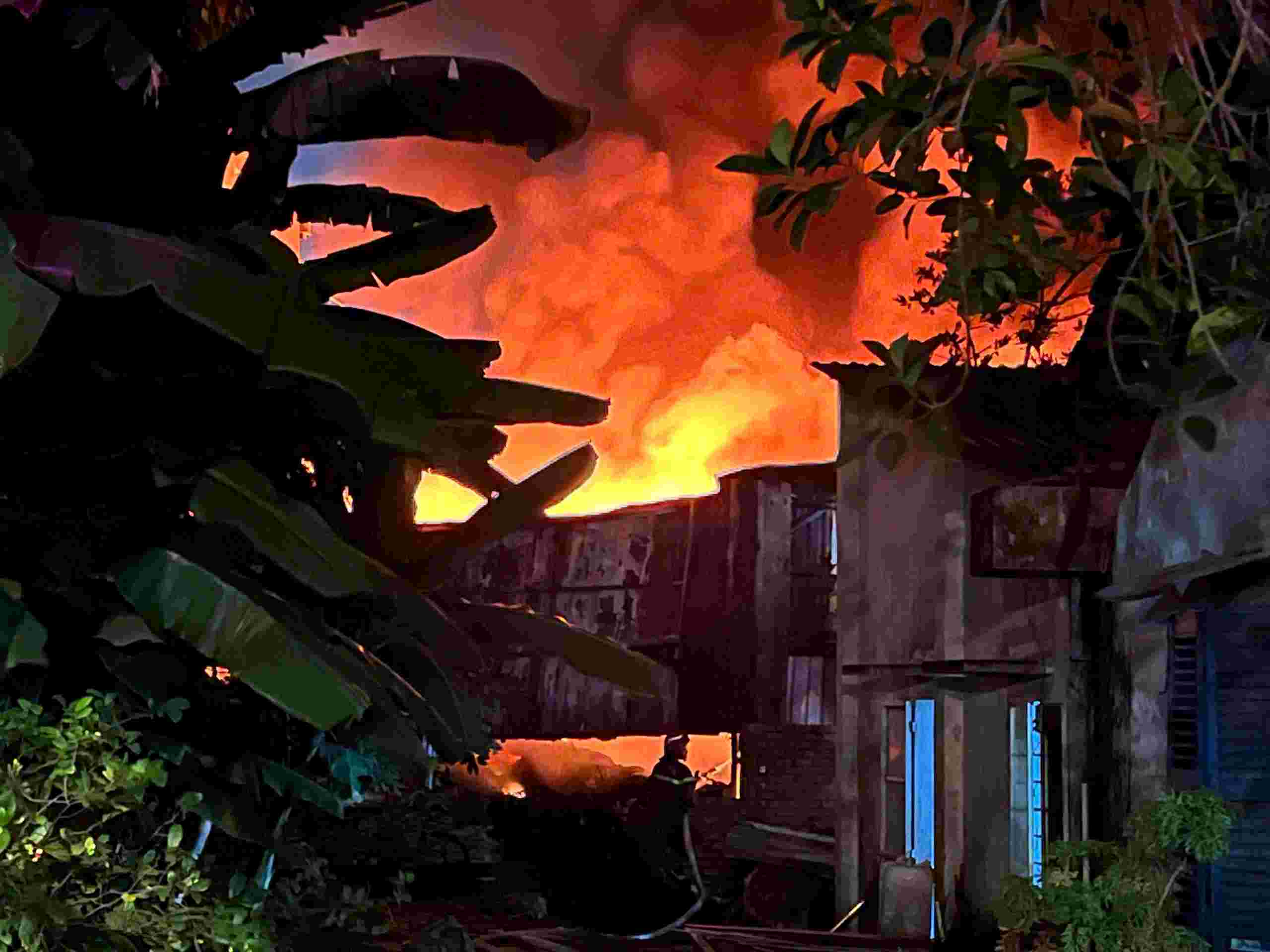 Fire at fabric factory in Binh Duong. Photo: Dinh Trong