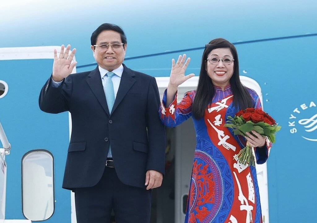 Prime Minister Pham Minh Chinh and his wife Le Thi Bich Tran at Vaclav Havel Airport, Prague, Czech Republic. Photo: VNA