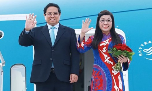 Thủ tướng Chính phủ Phạm Minh Chính cùng Phu nhân Lê Thị Bích Trân tại sân bay Václav Havel, thủ đô Prague, Cộng hòa Czech. Ảnh: TTXVN