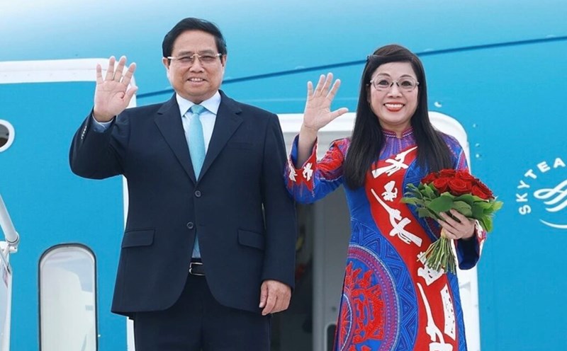 Prime Minister Pham Minh Chinh and his wife Le Thi Bich Tran at Vaclav Havel Airport, Prague, Czech Republic. Photo: VNA