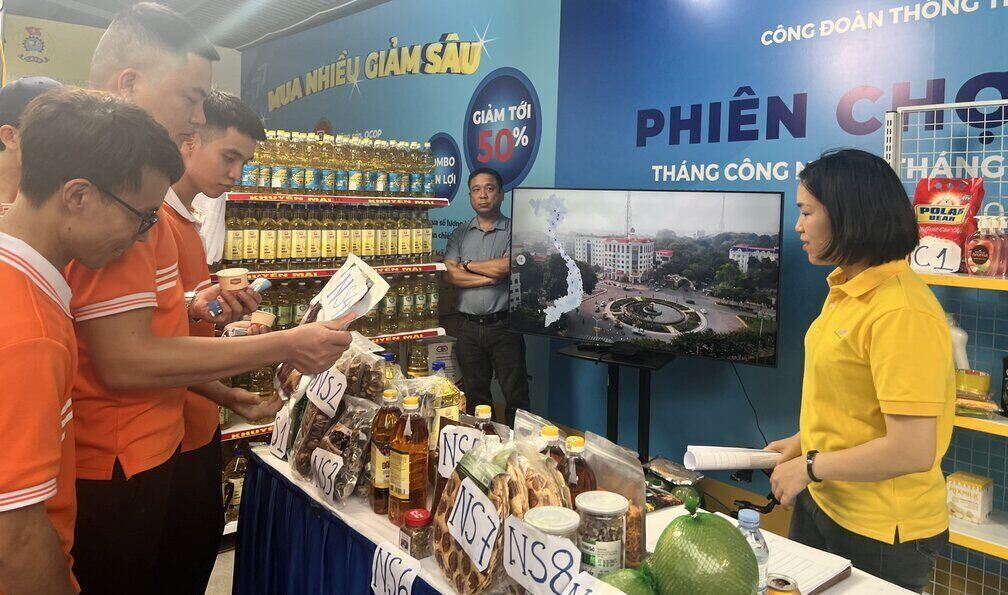 Vietnam Information and Communications Trade Union organizes a market for union members and workers on the occasion of Workers' Month 2024. Photo: Phuong Minh