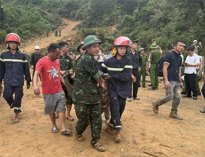 Luc luong cuu ho dua cac nan nhan ra khoi hien truong vu sat lo vui lap lan thi cong duong day 500kV mach 3 o Ha Tinh, khien 3 nguoi chet, 4 nguoi bi thuong.