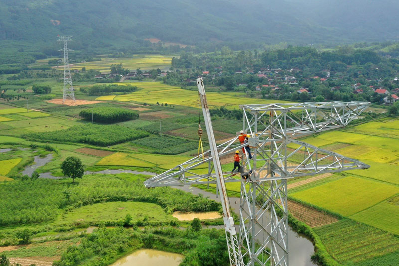 Du an duong day 500kV mach 3 duoc hoan thanh, dong dien sau thoi gian thi cong than toc. Anh: THANH VINH, XUAN TIEN