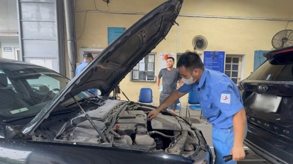 Vehicles that have not changed their vehicle registration for transport business will be denied inspection. Photo: Khanh Linh