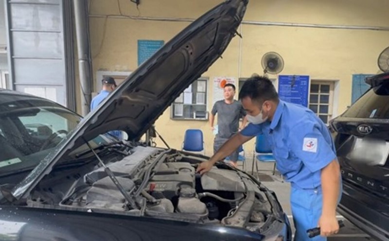 Vehicles that have not changed their vehicle registration for transport business will be denied inspection. Photo: Khanh Linh