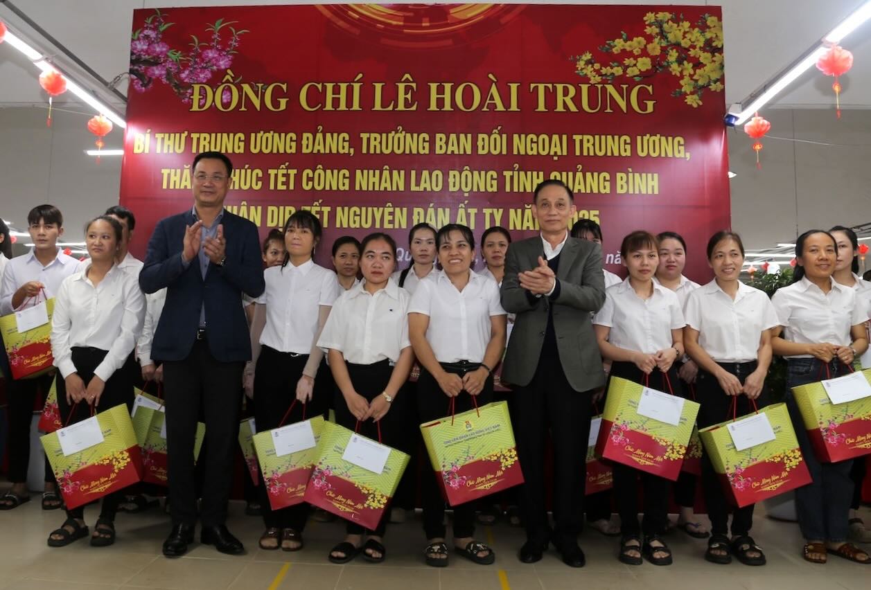 Head of the Central Commission for External Relations Le Hoai Trung (right) presents gifts to workers and laborers. Photo: C. Nguyen