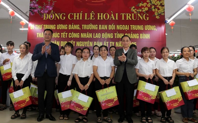 Head of the Central Commission for External Relations Le Hoai Trung (right) presents gifts to workers and laborers. Photo: C. Nguyen