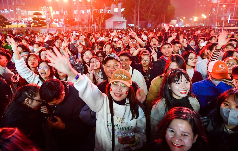 Dam dong vo oa truoc nhung man trinh dien ket hop giua am nhac voi anh sang.