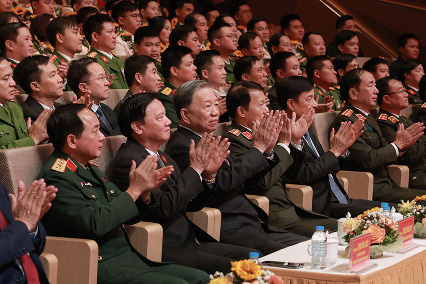 Tong Bi thu va cac dai bieu tham du chuong trinh. Anh: Hai Nguyen