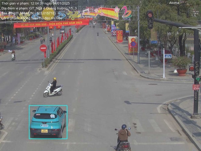 A case of being fined for "not obeying traffic light signals" (running a red light) in Dien Bien. Photo: CACC