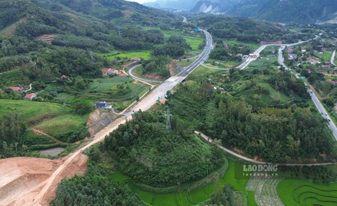 Trên công trình cao tốc Hữu Nghị - Chi Lăng. Ảnh: An Khánh