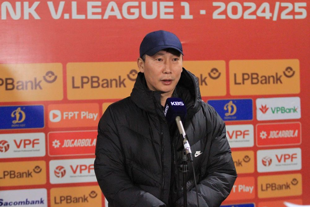 Coach Kim Sang-sik interviewed by KBS (Korea). Photo: Mai Huong