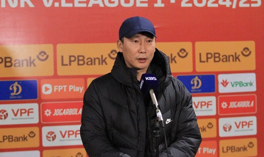 Huấn luyện viên Kim Sang-sik trả lời phỏng vấn đài KBS (Hàn Quốc). Ảnh: Mai Hương