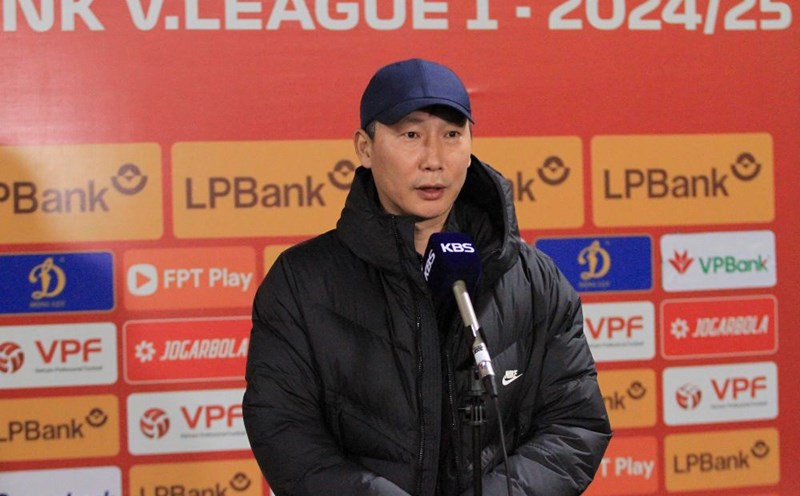 Coach Kim Sang-sik interviewed by KBS (Korea). Photo: Mai Huong