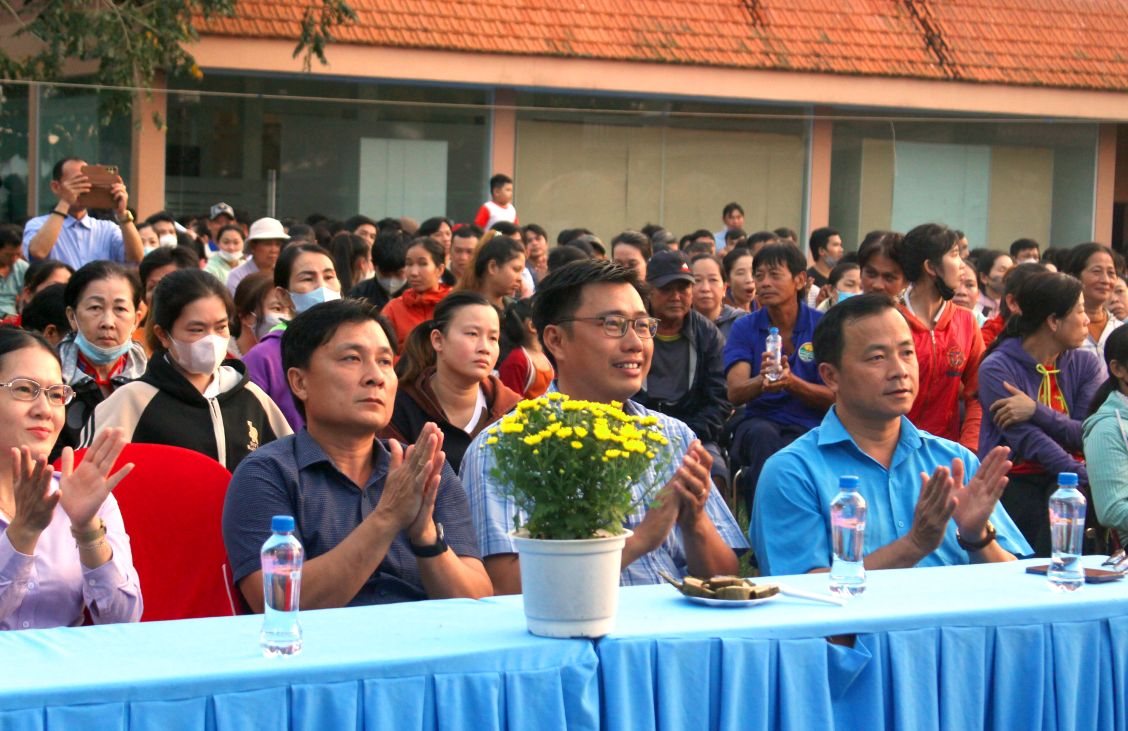 Ong Nguyen Thanh Tuan - Pho Chu tich LDLD tinh Dong Thap cung nhieu dai bieu, khach moi la lanh dao dia phuong, nha tai tro va hon 1.000 doan vien, cong nhan, lao dong den du. 