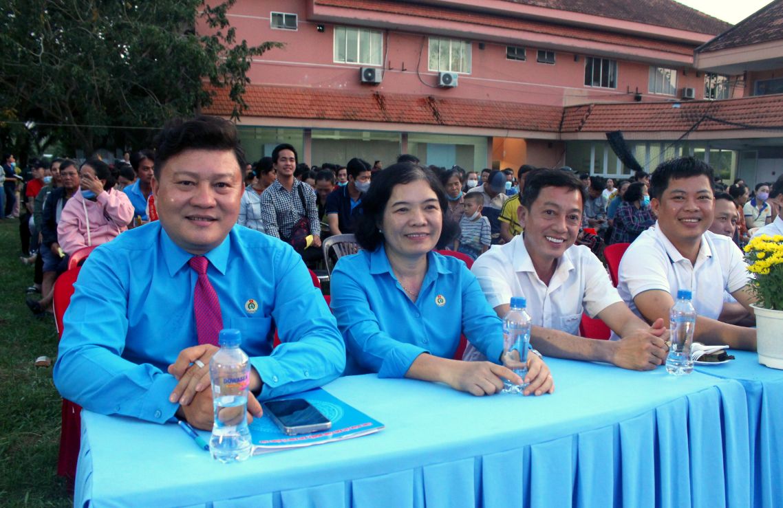 Dai dien lanh dao to chuc Cong doan tham du chuong trinh Tet Sum vay.