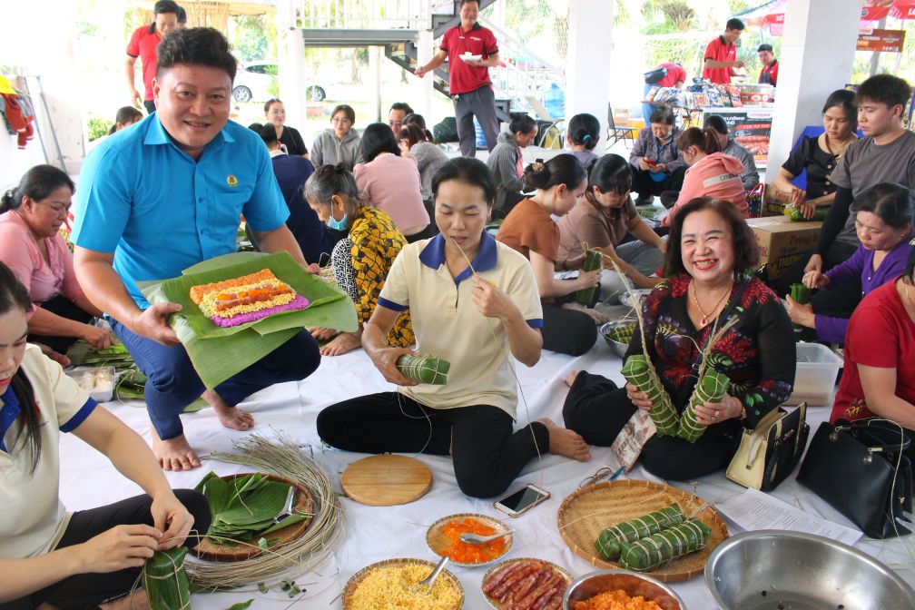 Truoc do, Cong doan cac khu cong nghiep, khu kinh te to chuc nhieu hoat dong cham lo thiet thuc den doi song vat chat, tinh than cho doan vien nguoi lao dong. Trong anh la hoat dong Hoi thi goi banh tet ngon.