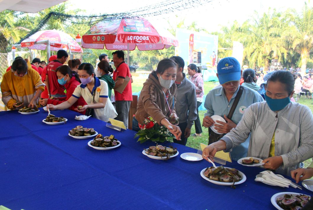 Sau khi khen thuong cac doi tham gia Hoi thi goi banh tet ngon, Cong doan cac khu cong nghiep, khu kinh te Dong Thap mang toan bo so banh phuc vu nguoi lao dong, khach moi tham gia su kien Tet Sum vay.