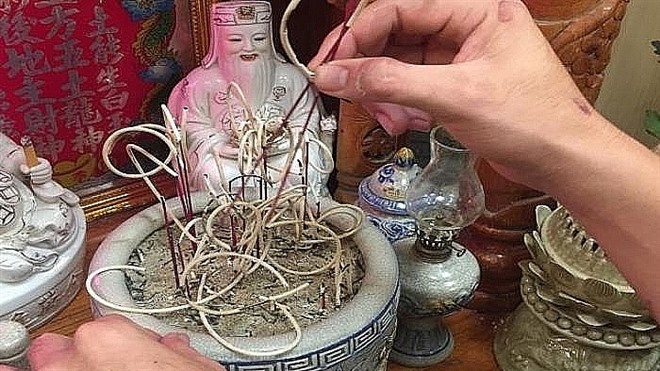 Suggested good time to trim incense sticks. Photo: Hai An