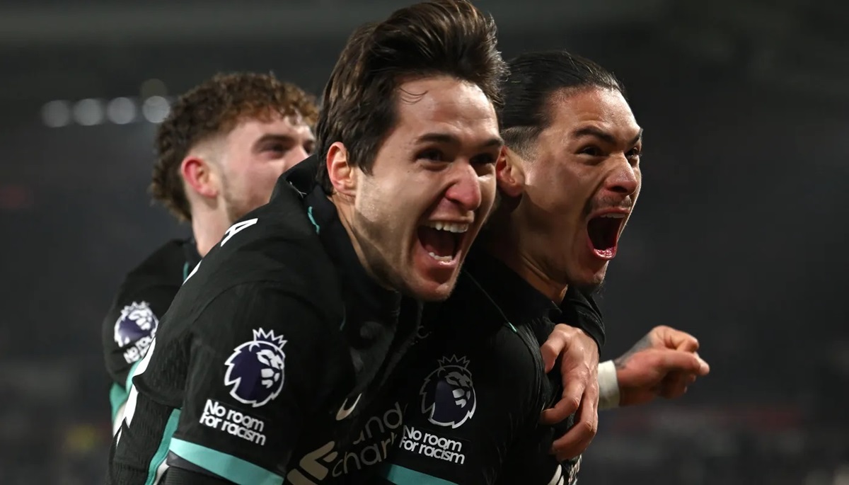 Nunez (phải) ăn mừng cảm xúc cùng các đồng đội với bàn thắng quan trọng phút bù giờ cho Liverpool. Ảnh: Premier League