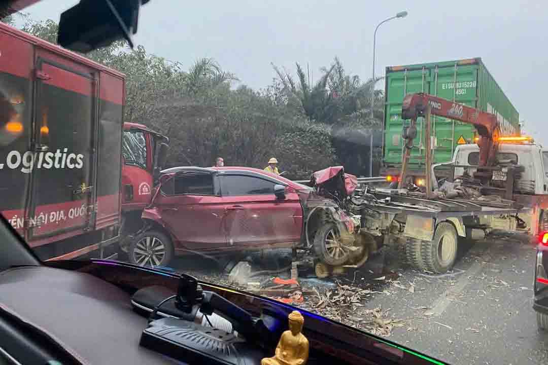 Hiện trường vụ tai nạn trên cao tốc Đại lộ Thăng Long. Ảnh: Người dân cung cấp