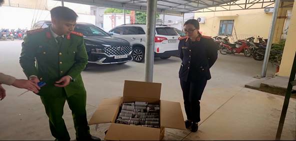 Kiểm sát viên Viện Kiểm sát Nhân dân huyện Cẩm Giàng kiểm sát việc tiêu hủy số pháo. Ảnh: Viện Kiểm sát Nhân dân tỉnh Hải Dương