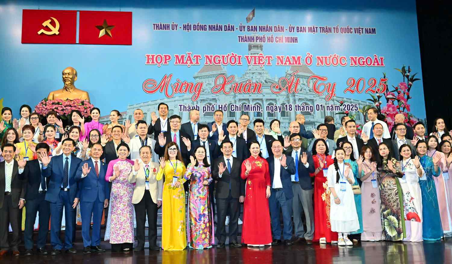HCMC leaders take photos with overseas Vietnamese delegates attending the meeting. Photo: VIET DUNG