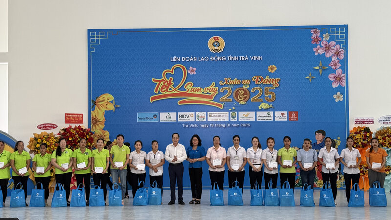 Thousands of union members and workers receive Tet gifts. Photo: Hoang Loc
