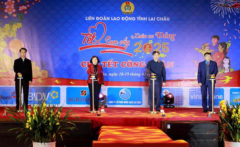 Cac dai bieu nhan nut khai truong “Cho tet Cong doan” Lai Chau nam 2025.