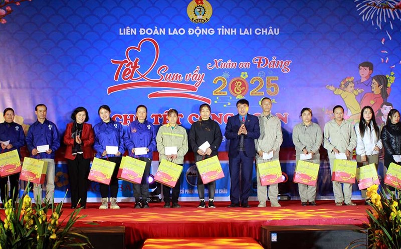 Lai Chau Provincial Labor Federation organizes the program "Tet Sum Vay - Spring of gratitude to the Party" and "Trade Union Tet Market" in 2025. Photo: Thu Thao