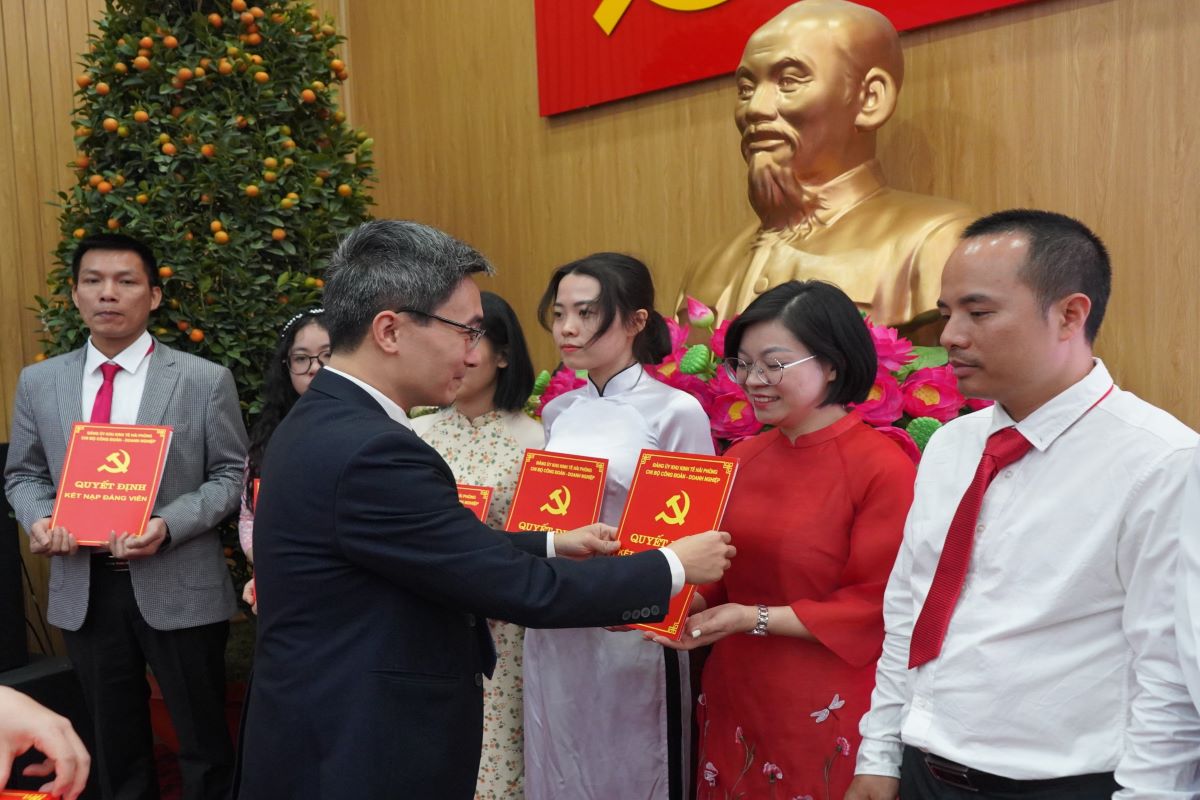 Leaders of the Hai Phong Economic Zone Party Committee present admission decisions to party members. Photo: Mai Dung