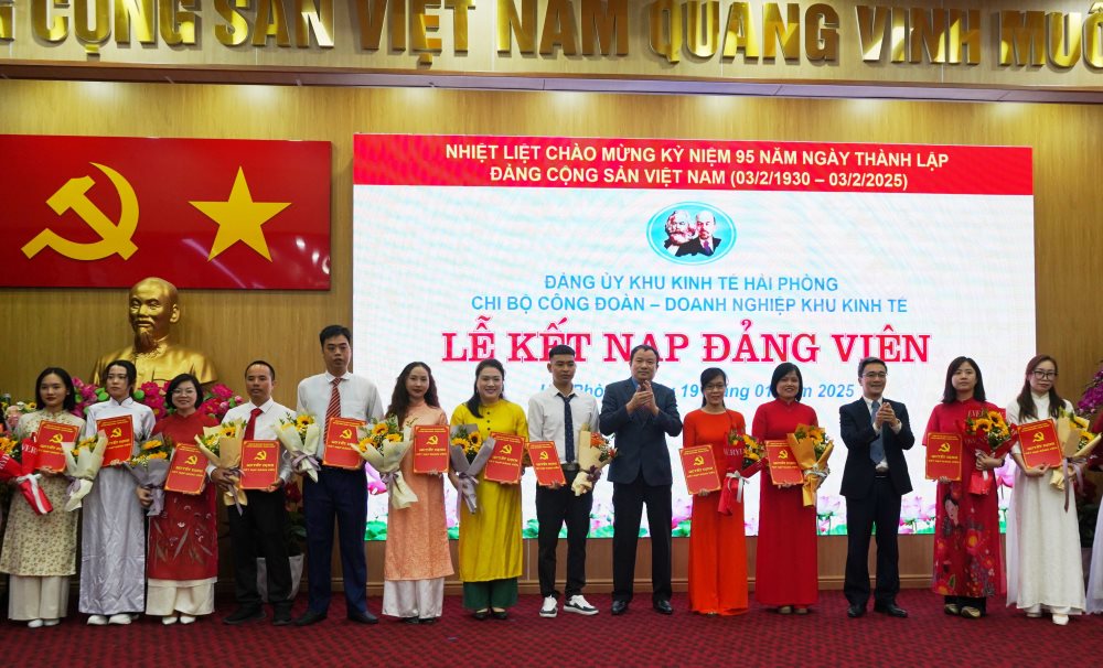 Lanh dao Dang uy Khu kinh te va Lien doan Lao dong TP Hai Phong trao quyet dinh, tang hoa chuc mung cac dang vien duoc ket nap. Anh: Mai Dung