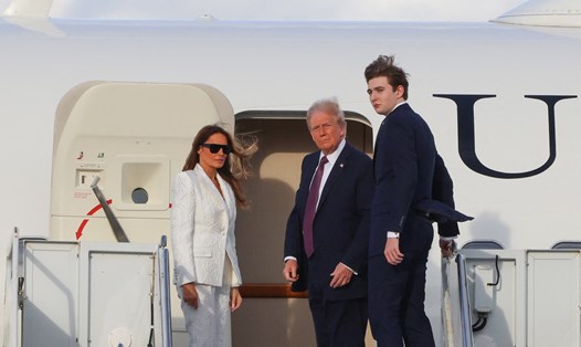 Ông Donald Trump cùng phu nhân và con trai Barron lên đường đến Washington D.C chuẩn bị nhậm chức. Ảnh: AFP